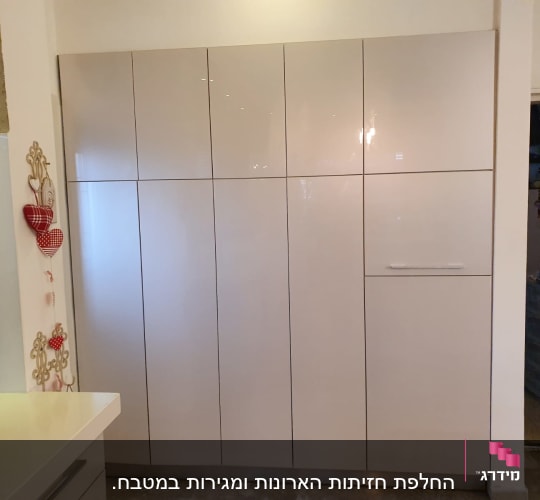 ארונות מטבח לבנים עם ידיות כסופות